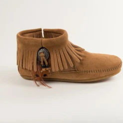 MINNETONKA WOMEN'S CONCHO FEATHER BOOT