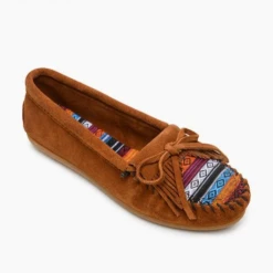 MINNETONKA WOMEN'S KILTY SUEDE MOCCASIN IN ARIZONA BROWN
