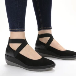 VIONIC WOMEN'S ELLERY WEDGE -Cotton slippers shop VIO ELLERY BLK OnModel